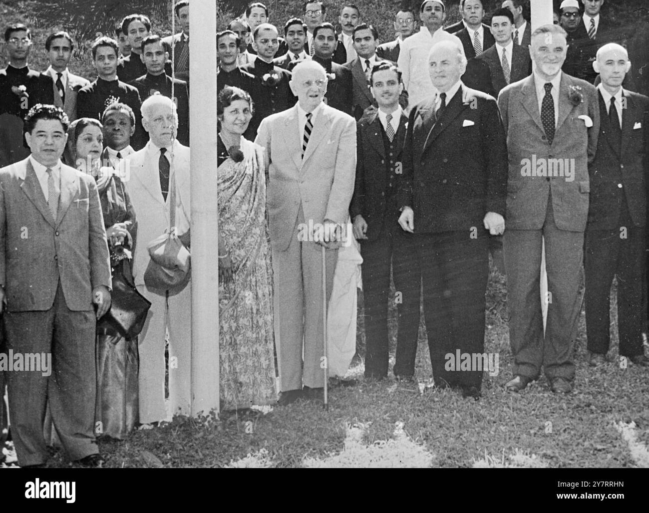 L'ASSEMBLEA MORALE DI RIARMO ONORA L'INDIA - 17.8,53. - Più di un migliaio di rappresentanti di 34 nazioni hanno guardato - la bandiera indiana issata in occasione della giornata dell'indipendenza indiana all'Assemblea Mondiale del riarmo morale a Caux, in Svizzera. - La foto di I.N.P. mostra la cerimonia sono, da sinistra a destra: - Il signor Jun Mursi, capo del Gabinetto - Agenzia di ricerca del Giappone; il Begum - Lisquat Ali Khan, vedova del defunto primo Ministro del Pakistan; il signor Joshua Lanyu, - Sierre Leone; il signor George Calligas, - rappresentante del governo greco Foto Stock