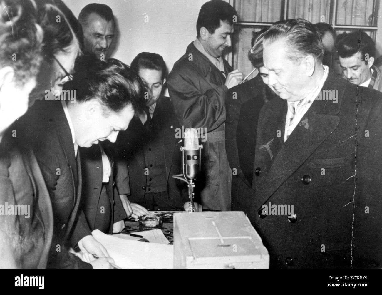 Belgrado Jugoslavia elezioni generali a destra il Presidente della Jugoslavia Tito ha posto il suo voto nelle urne. 25 marzo 1958 Foto Stock