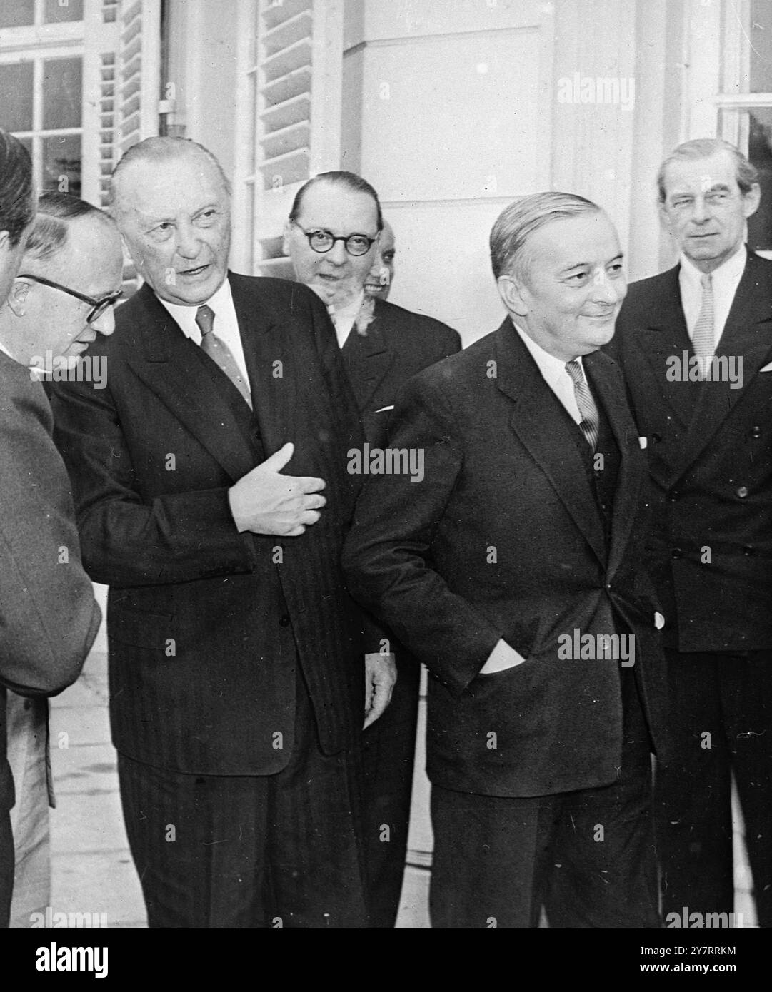 IL MINISTRO DEGLI ESTERI FRANCESE VISITA BONN 13.8,53. Il ministro degli Esteri francese Georges Bidault ha fatto la sua prima visita a Bonn questa settimana dopo la conferenza del piano Schuman a Baden-Baden. La foto I.N.P. mostra da sinistra a destra: Il Segretario di Stato Prof. Hallstein; il Cancelliere federale Dr. Adenauer; il Dr. Heinrich von Brettano; il Ministro degli Esteri Bidault nel Palais Schaumburg, Bonn. Foto di notizie internazionali Foto Stock