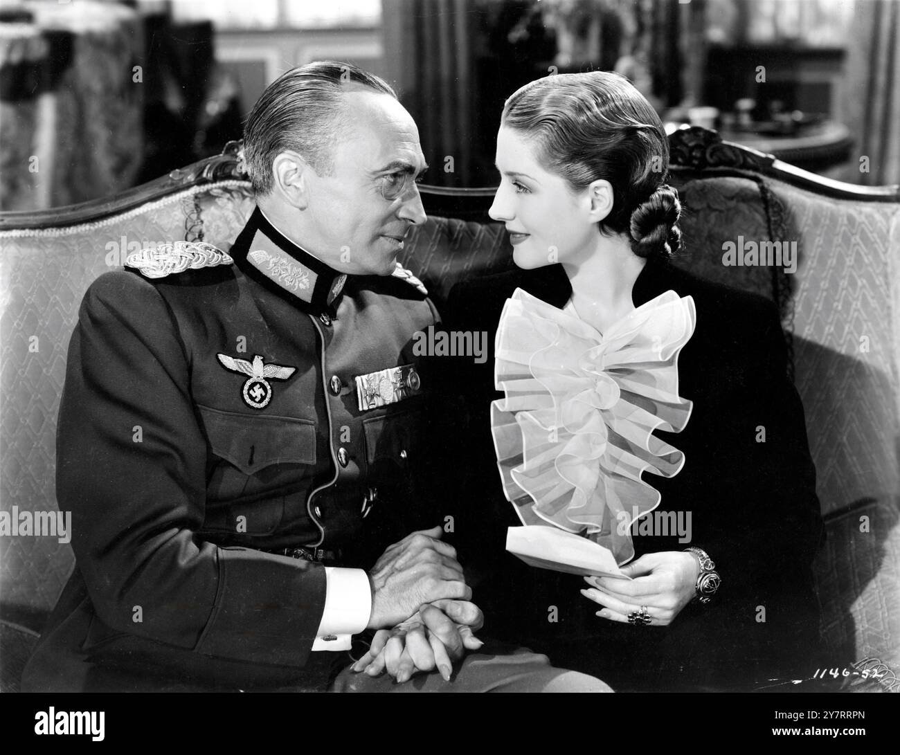 CONRAD VEIDT e NORMA SHEARER in ESCAPE 1940 il regista MERVYN Leroy romanzo Ethel Vance veste Gilbert Adrian Metro Goldwyn Mayer (MGM) Foto Stock