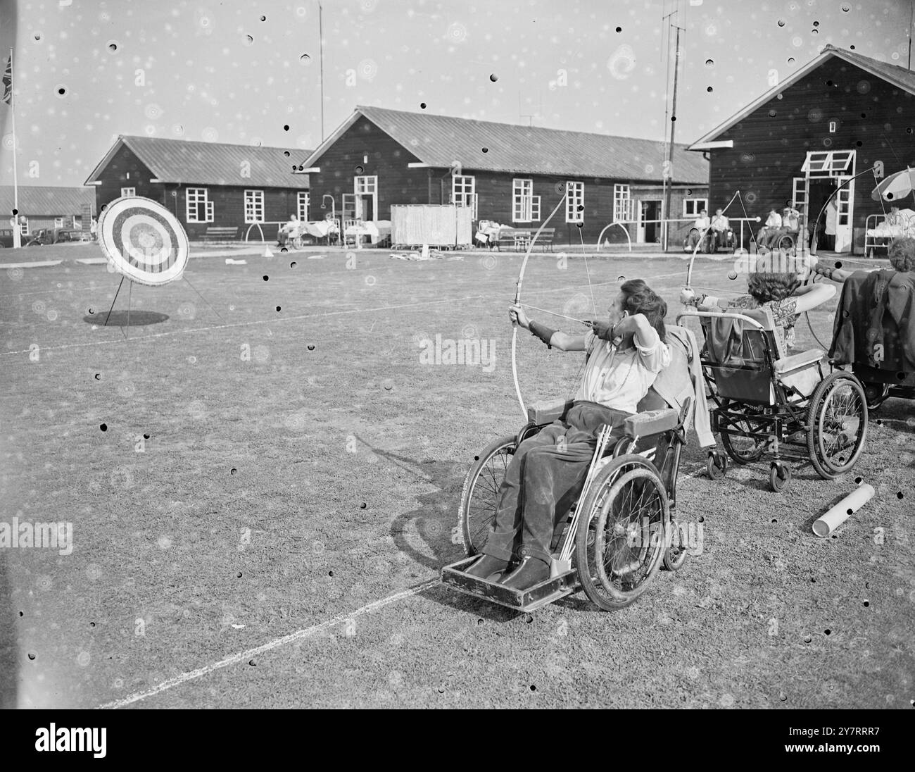 GIOCHI OLIMPICI DI PARAPLEGICA 7.8.53 (DIDASCALIA ORIGINALE)200 uomini e donne provenienti da quasi una dozzina di paesi partecipano a una riunione sportiva di due giorni che ha aperto oggi a Stoke Mandeville. Sono tutti paraplegici - vittime della paralisi spinale - e alcuni dei giochi sono giocati secondo regole modificate. La foto mostra le donne membri del British Archery Team fotografate durante i giochi di oggi. 7 agosto 1953 Foto Stock
