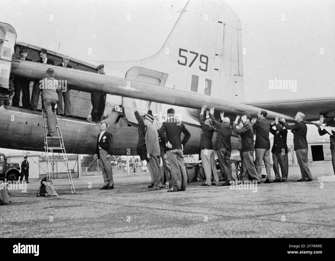 RAF RWING TEAM A COPENHAGEN 6,8.53La Royal Air Force Rogwing team che parteciperà ai Campionati europei, che si terranno dal 13 al 15 agosto, è arrivata ieri a Copenaghen. La foto mostra la squadra della RAF che scarica la barca dall'aereo. 6 agosto 1953 Foto Stock