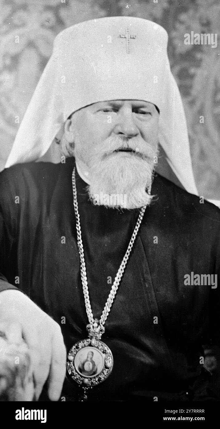 MOSCA VICE-PATRIACH VISITA LA FINLANDIA 6,8.53. Il vice-Patriach Nikolai di Mosca è arrivato a Helsinki questa settimana per una visita di tre settimane. La Finlandia è il ventunesimo paese straniero visitato dal barbuto Vice-Patriach e al suo arrivo ha detto ai giornalisti che sperava di incontrare rappresentanti delle Chiese luterane e ortodosse. La foto mostra che il Vice-Patriach barbuto indossa un lungo abito nero con una miniatura della Santa madre sospesa da una catena d'oro. La croce nel suo cappello di manutenzione è costellata di diamanti. 6 agosto 1953 Foto Stock
