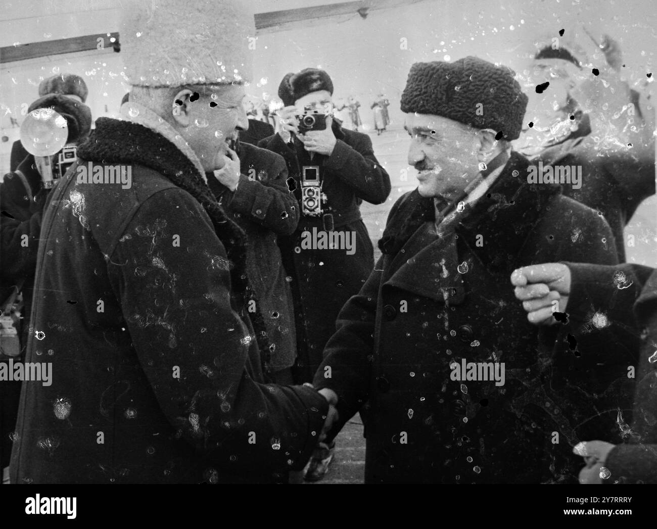 IL SIGNOR MACMILLAN PARLA CON LA RUSSIA IN TELEVISIONLa presenza del suo interprete John Morgan, terzo segretario di 29 anni presso l'ambasciata britannica a Mosca, il Premier Harold Macmillan si siede rilassato su una sedia, poco prima di fare un discorso televisivo al popolo russo, ieri sera. Nel suo intervento, l'onorevole Macmillan ha sottolineato i successi e le invenzioni britannici, nonché i principi dello stile di vita britannico. Oggi lui e il signor Selwyn Lloyd arrivano a casa a Londra. Foto e didascalia da fonti ufficiali sovietiche. MacMillan ha visto stringere la mano a un membro del governo di Khrushchev. 3 marzo 1959 Foto Stock