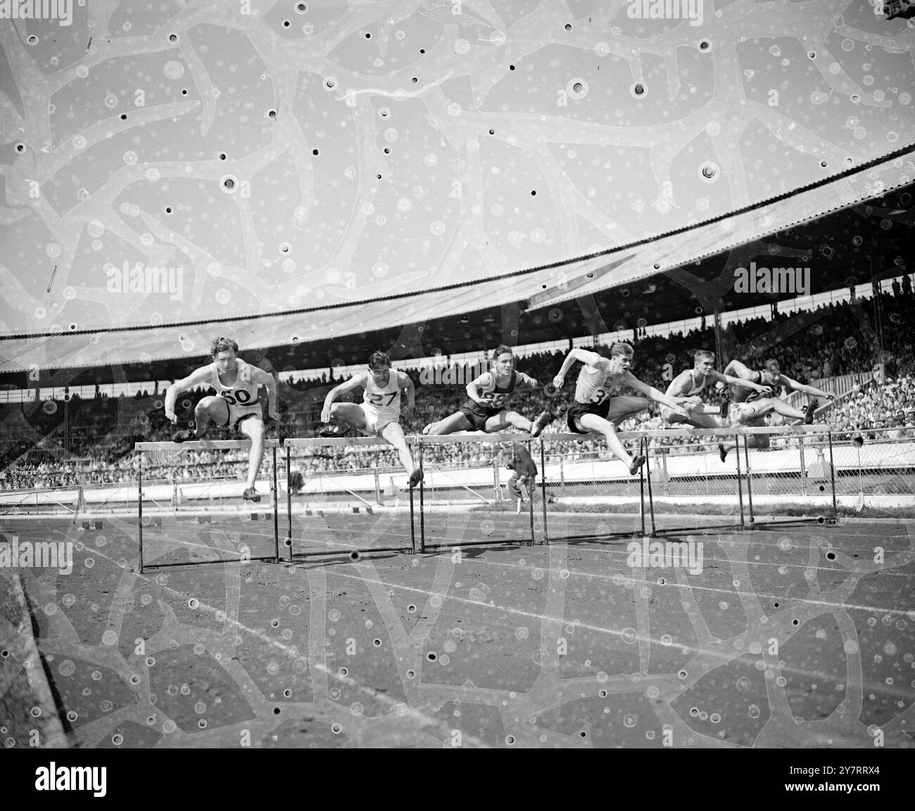 I GIOCHI BRITANNICI AL BIANCO CITYPhoto mostrano l'inizio degli ostacoli da 120 metri, vinti da W Thomson, USA, da sinistra a destra Paul Vine GB, Peter Hildreth GB Second, W Trossbach Germania, F J Parker GB Third, Chris Higham GB e W Thomson USA il vincitore. 8 agosto 1953 Foto Stock