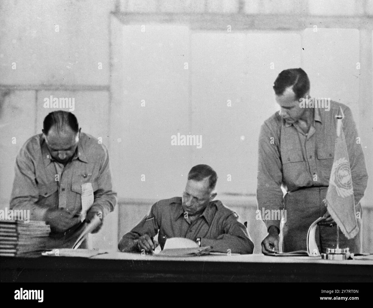 I COMUNISTI FIRMANO L'ARMISTIZIO COREANO 4,8.53.foto mostra il negoziatore di tregua nordcoreano anziano, il generale Nam il, firma il documento che ha posto fine ai combattimenti in Corea la scorsa settimana. L'accordo di armistizio fu completato nella sala simile a una pagoda costruita dai comunisti vicino all'edificio dove i negoziatori si erano incontrati per così tanti mesi. Fu firmato dal tenente generale dell'esercito degli Stati Uniti William Harrison Jr. E dal generale Mark W. Clark in rappresentanza del comando delle Nazioni Unite (UNC) il 4 agosto 1953 Foto Stock