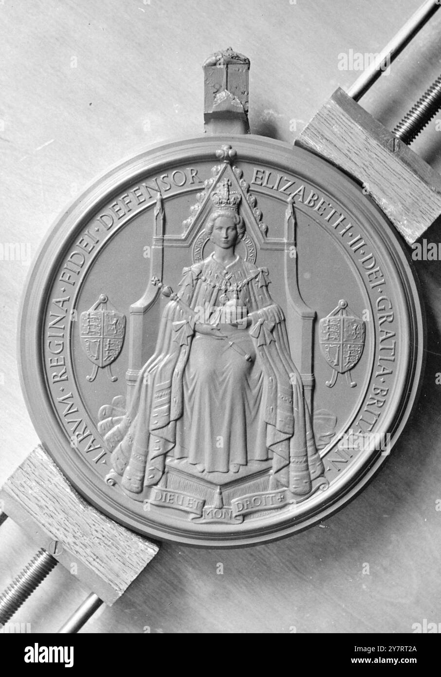 FOTOGRAFIA UFFICIALE BRITANNICA (TESORO) RILASCIATA DALL'UFFICIO CENTRALE DI INFORMAZIONE. COPYRIGHT CROWN RISERVATO. D.67655REVERSE DEL GRANDE SIGILLO DEL REGNO DI SUA MAESTÀ LA REGINA ELISABETTA II. La foto mostra il rovescio del grande sigillo del Regno di sua Maestà la Regina Elisabetta II. Sua Maestà è mostrata in trono e rivestita, tenendo nella sua mano destra lo Scettro, e nella sua sinistra, la sfera. I suoi piedi poggiano su uno sgabello. Sotto lo sgabello c'è la leggenda "Dieu et Mon Droit", e parte del motto "Honi Soit qui mal Y pense" appare sulla sedia dietro le spalle della regina. Il signor Gilbert Ledw Foto Stock
