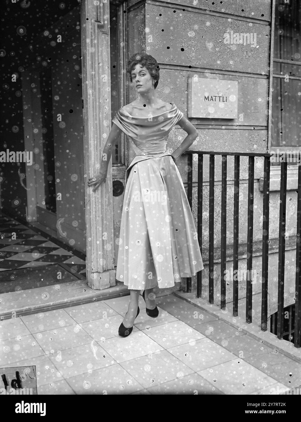DA NON PUBBLICARE PRIMA DI GIOVEDÌ 27 AGOSTO 1953. - MATTLI COLLEZIONE AUTUNNO - foto I.N.P. - abito da cocktail in puro raso di seta dorato - della collezione autunno Mattli. - Il tessuto italiano è di Lanapon. - Foto di Reg Palmer - PJ/70334 (19) - International News Photos Foto Stock