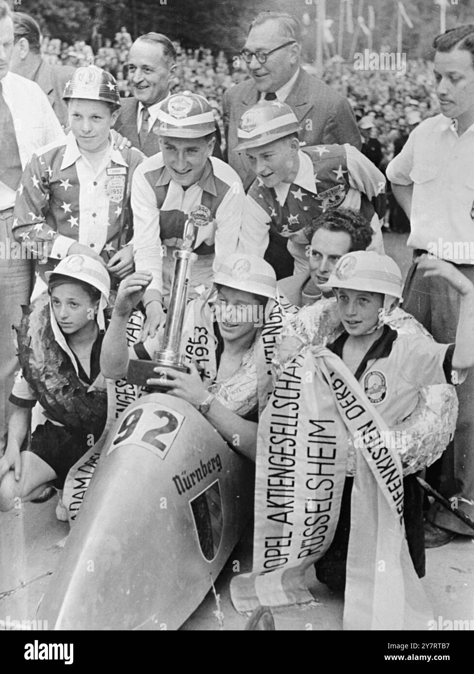 LA SCATOLA DI SAPONE TEDESCA DERBY 22.7,53. Ragazzi di oltre 190 città tedesche hanno partecipato al Soap Box Derby di quest'anno, tenutosi il 17 luglio a Duisberg. Il vincitore è stato Heinz Martin di Norimberga che visiterà gli Stati Uniti come premio. Le foto mostrano che il vincitore è Heinz Martin, seduto nella sua "macchina" al centro. Sulla destra c'è Hubert Druegh di Gemuend, che era il secondo, e sulla sinistra Hans Az di Stoccarda, terzo. Dietro di loro ci sono i vincitori degli ultimi tre anni, che indossano distintivi con le date dei loro trionfi. 22 luglio 1953 Foto Stock