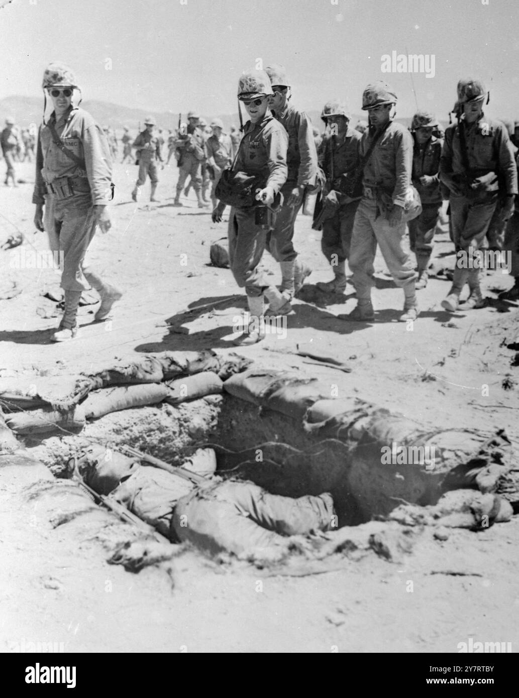 I marines passano un manichino vestito con uniforme Marine che è stato messo nell'esplosione in avanti sono per il test della bomba atomica tenutosi di recente presso l'AEC Proving Grounds in Nevada, USA.24 aprile 1952 Foto Stock