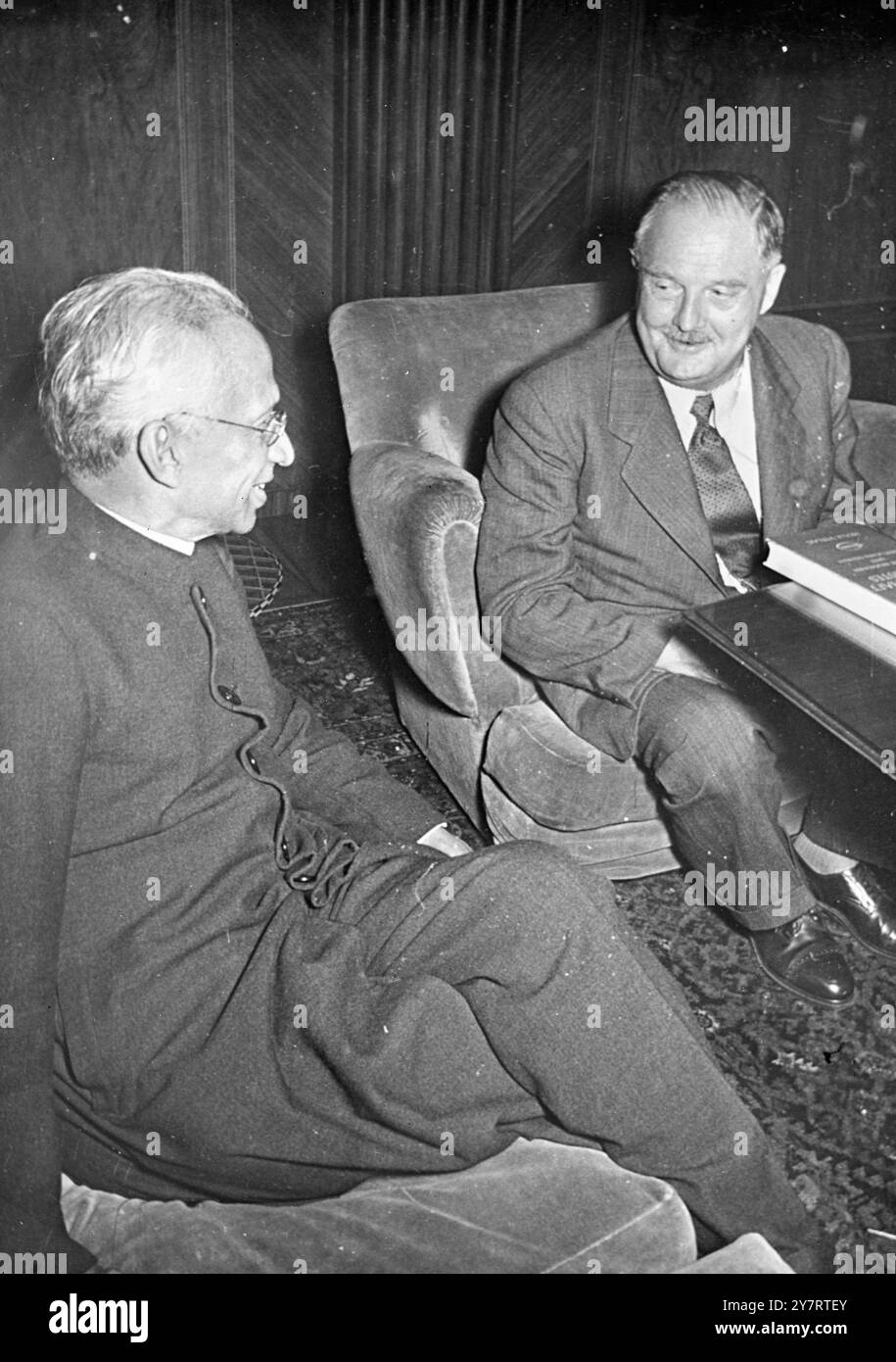 IL VICEPRESIDENTE INDIANO A VIENNA PER UNA VISITA DI STATO. 19.7,53. Il dottor Sarvepalli Radhakrishnan è appena arrivato a Vienna per una visita ufficiale di tre giorni durante i quali, secondo un annuncio del governo, esaminerà le installazioni sociali e culturali in Austria ---- Ma gli addetti ai lavori affermano che i leader del governo austriaco "lo conosceranno anche con il problema del trattato statale austriaco”. Il vicepresidente indiano ha detto ai giornalisti, tuttavia, che non è stato informato dei presunti piani del primo ministro indiano Pandit Nehru di offrire i suoi buoni servizi (di Nehru) nel contattare i sovietici sul Foto Stock