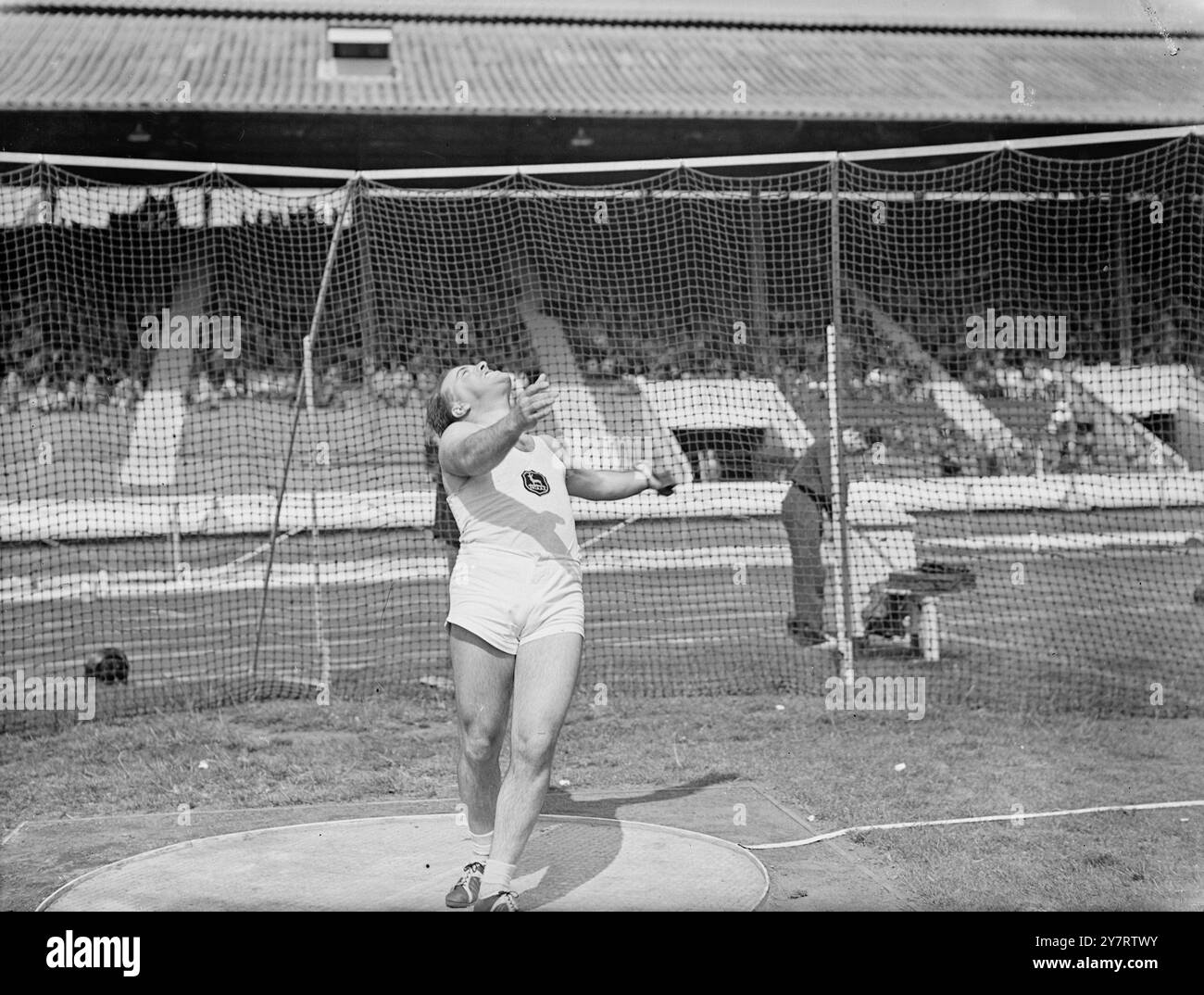 AAA CHAMPIONSHIPS 10.7.53 i campionati del 1953 della Amateur Athletics Association hanno aperto oggi a White City. Spettacoli fotografici : Don Anthony di Watford Harriers che fa un nuovo lancio di martello record dei nativi inglesi di 174 piedi 6,5 pollici oggi. 10 luglio 1953 Foto Stock