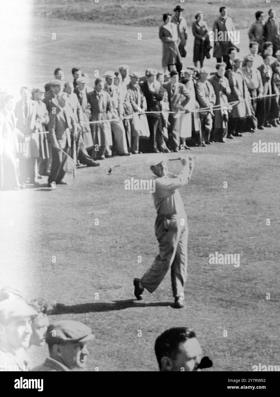 LOCKE FA Un 72 NEL PRIMO ROUND PROPRIO DI OPEN 8.7.53 Photo Shows - Bobby Locke, Sudafrica, presente Open Champion, parte dal secondo tee. 8 luglio 1953 Foto Stock