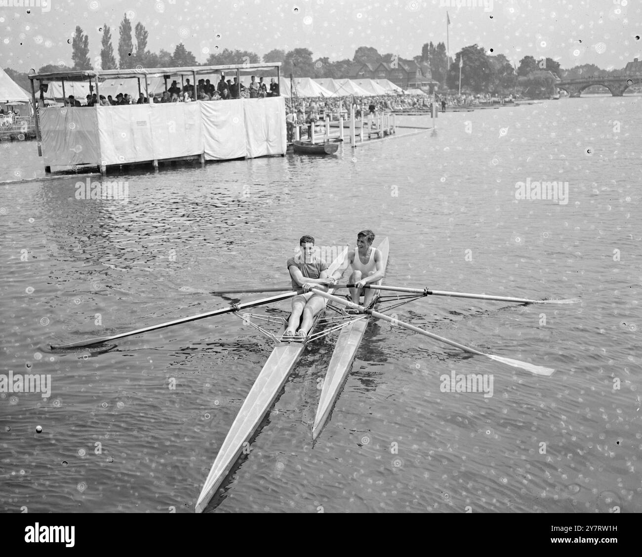 TONY FOX BATTE IL BELGA IN DIAMOND SCULLS - 4,7.53. - Tony Fox (London Rowing Club) ha battuto oggi R2George - (Union Nautique de Liege) nella finale dell'evento Diamond Sculls alla Royal Henley - Regatta. - Foto di Jack Davies. - TDH/ 69855 - FOTO DI NOTIZIE INTERNAZIONALI. - MT Foto Stock
