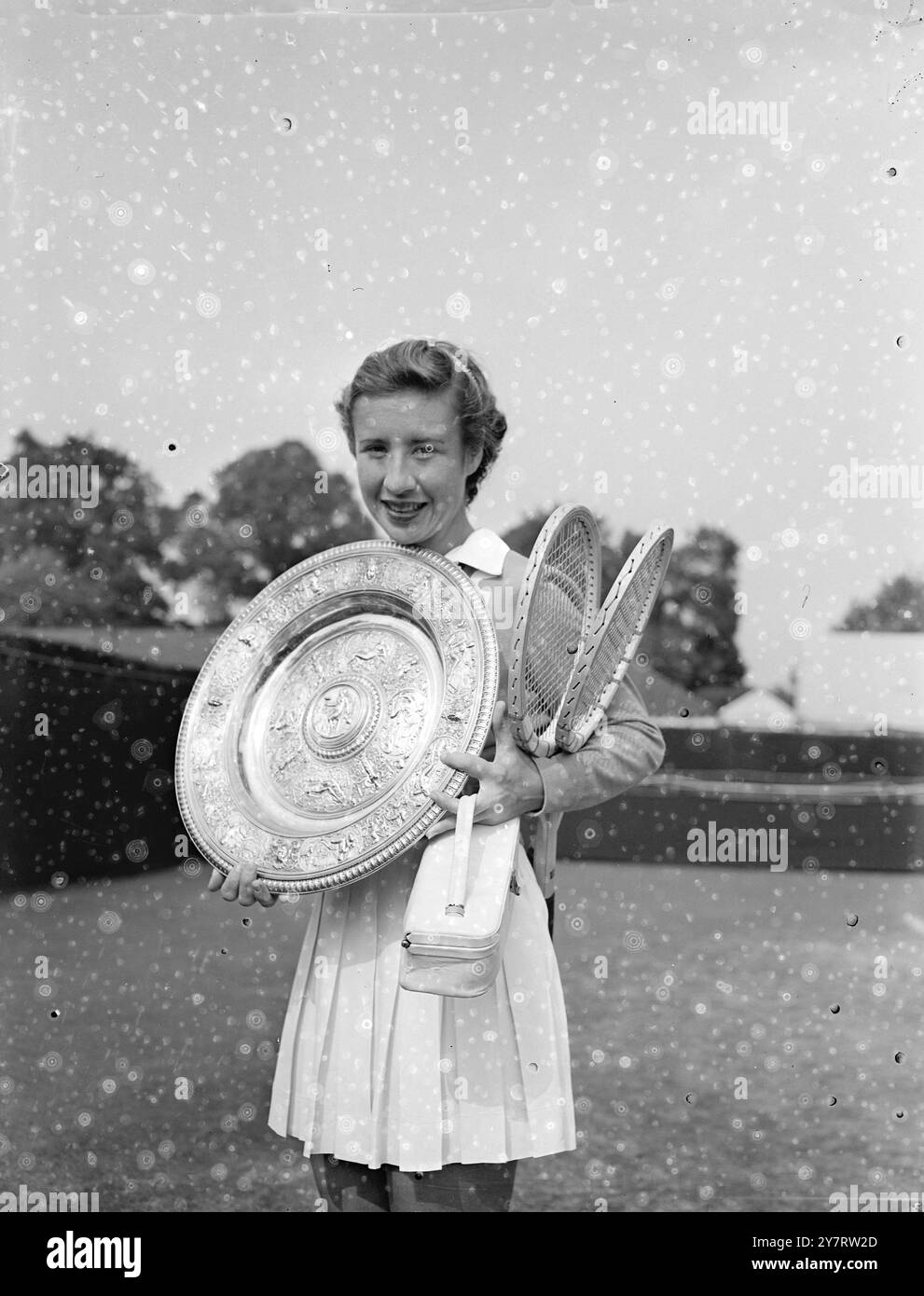 CHAMPION OF CHAMPIONS 4,7.53. Miss Maureen Connolly, 18 anni, è ancora una volta la campionessa femminile di tennis per questo pomeriggio ha battuto Miss Doris Hart (USA) in due set consecutivi di 8-6 7-5. Attualmente è titolare dei campionati americani, francesi, australiani e di Wimbledon. SPETTACOLI FOTOGRAFICI: La signorina Maureen Connolly viene mostrata con il suo trofeo dopo che è stata presentata con esso da RH la duchessa di Kent. 4 luglio 1953 Foto Stock