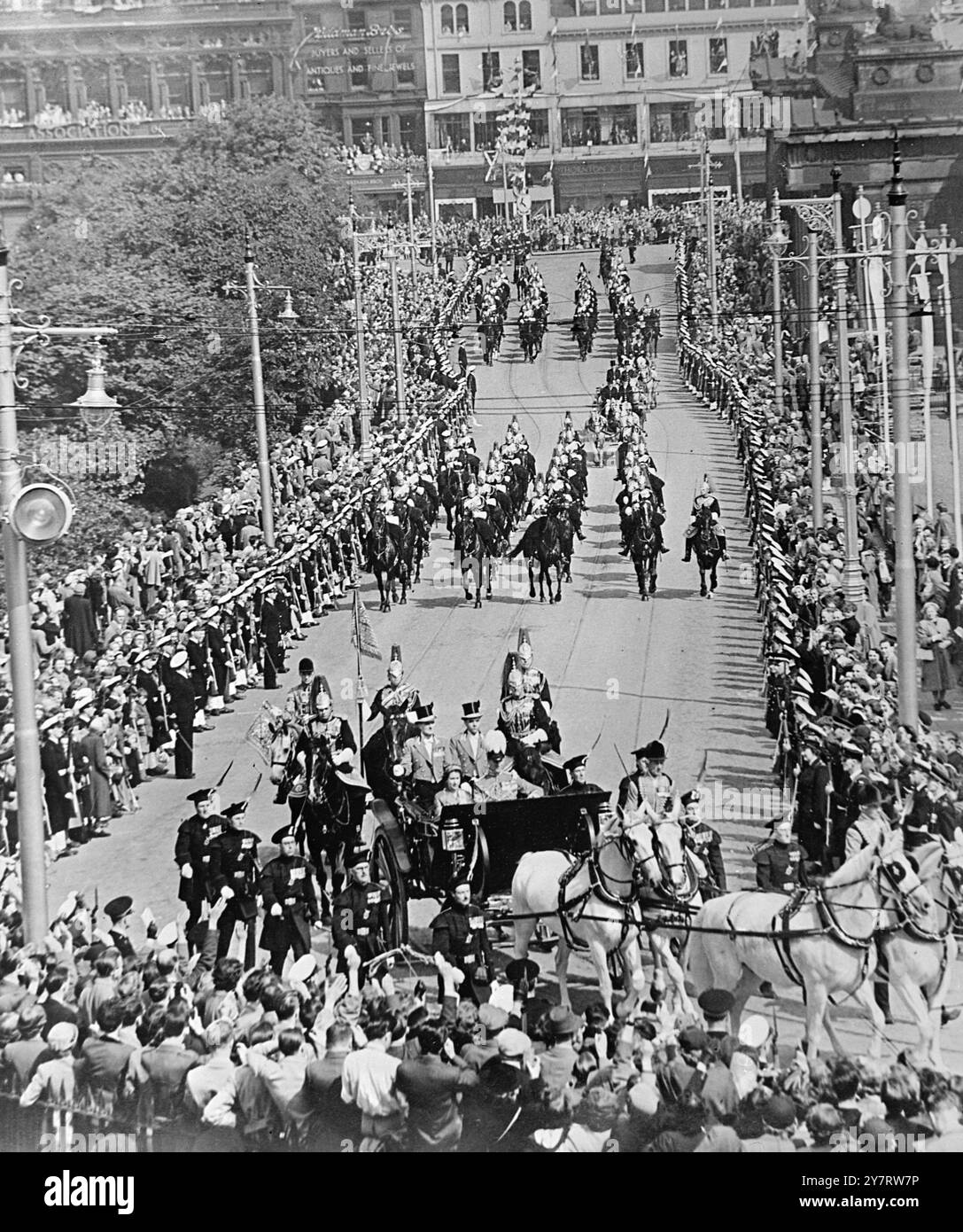 LA REGINA E IL DUCA IN SCOZIA 24.6,53. Questa mattina la Regina e il Duca di Edimburgo hanno partecipato al servizio Nazionale del Ringraziamento e della dedica nella Cattedrale di St. Giles, Edimburgo. La foto mostra la Regina e il Duca che guidano verso la Cattedrale questa mattina. 24 giugno 1953 Foto Stock