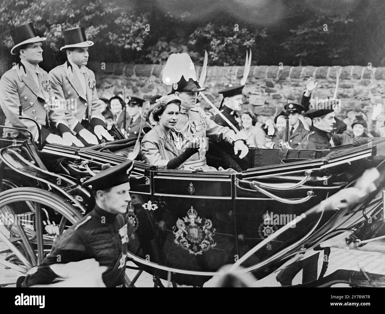 LA REGINA E IL DUCA IN SCOZIA 24.6,53. Questa mattina la Regina e il Duca di Edimburgo hanno partecipato al servizio Nazionale del Ringraziamento e della dedica nella Cattedrale di St. Giles, Edimburgo. La foto mostra la Regina e il Duca che guidano verso la Cattedrale questa mattina. 24 giugno 1953 Foto Stock