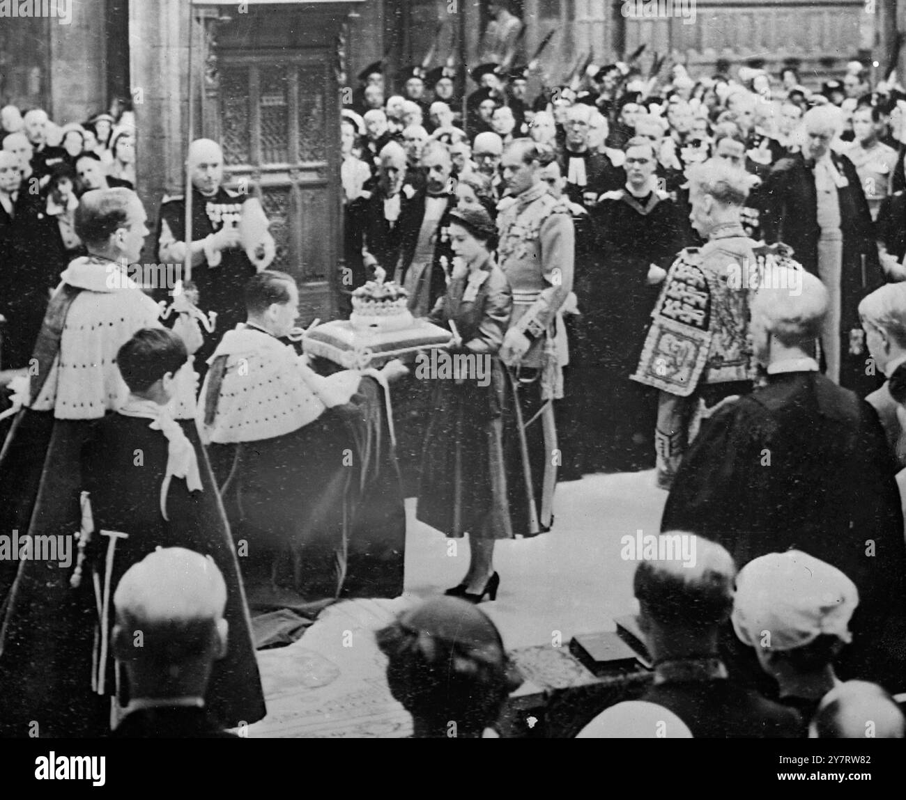 LA REGINA RESTITUISCE LA CORONA SCOZZESE PER TENERLA AL SICURO 24.6,53. H.M. la Regina è stata oggi simbolicamente presentata con la Corona di Scozia durante il servizio nazionale di ringraziamento e dedizione nella Cattedrale di St. Giles, Edimburgo. Si ritiene che la Corona, che fa parte dei tre pezzi di regalia noti come le onorificenze di Scozia, sia stata fatta d'oro scozzese per Robert Bruce nel 1314. Secondo il trattato di Unione tra Scozia e Inghilterra, gli onori di Scozia non possono lasciare quel paese. La foto mostra H.M. la Regina restituisce la Corona di Scozia alle cure del Duca di Hamilton dopo che era stata Foto Stock