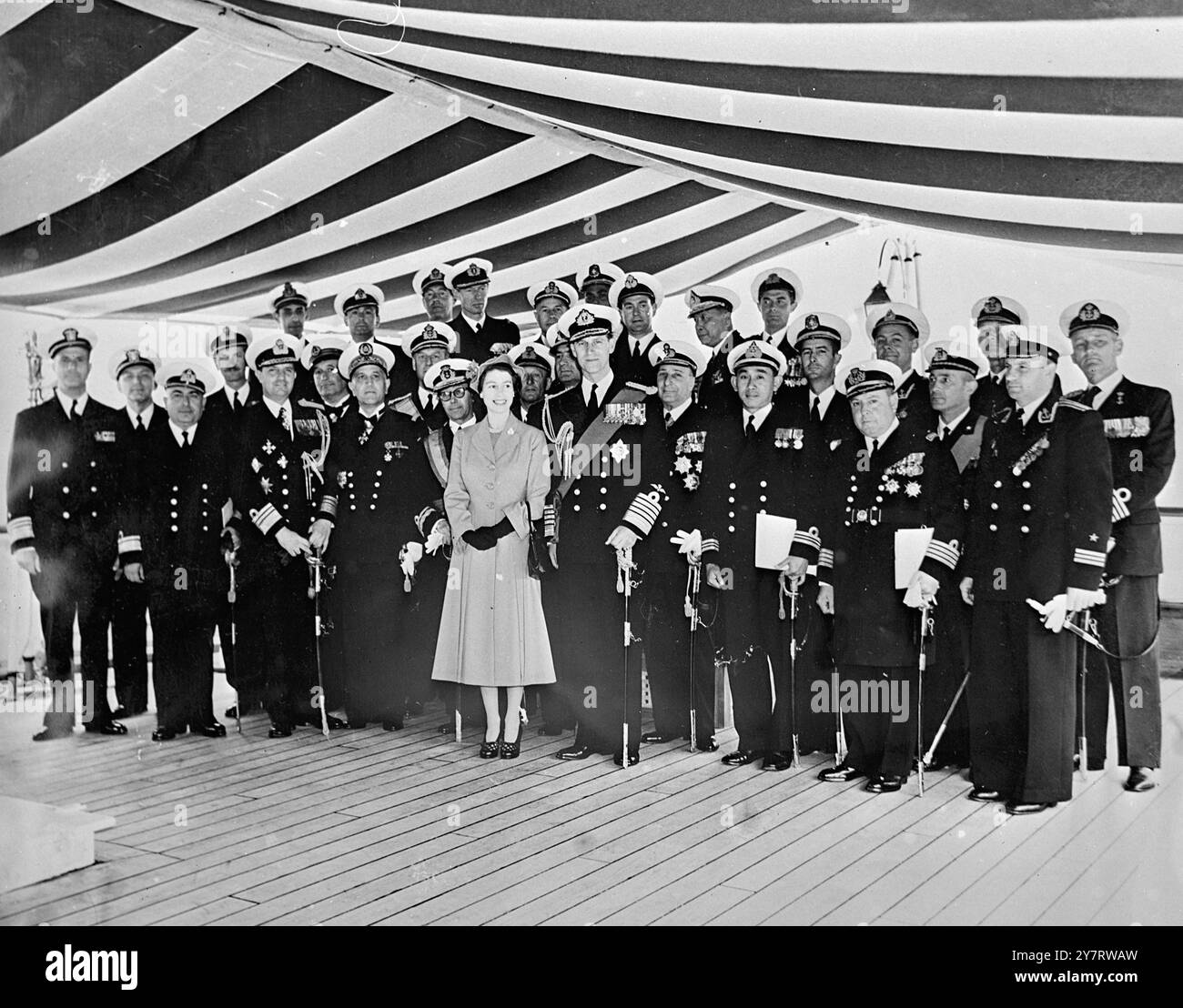 LA REGINA ESAMINA LA FLOTTA 15.6.53 HM la regina oggi ha esaminato le navi del Commonwealth e le marine straniere a Spithead. La foto mostra la Regina e il Duca di Edimburgo con alti ufficiali del Commonwealth e navi straniere a Spithead, a bordo dello yacht reale, la nave di spedizione HMS Surprise. 15 giugno 1953 Foto Stock