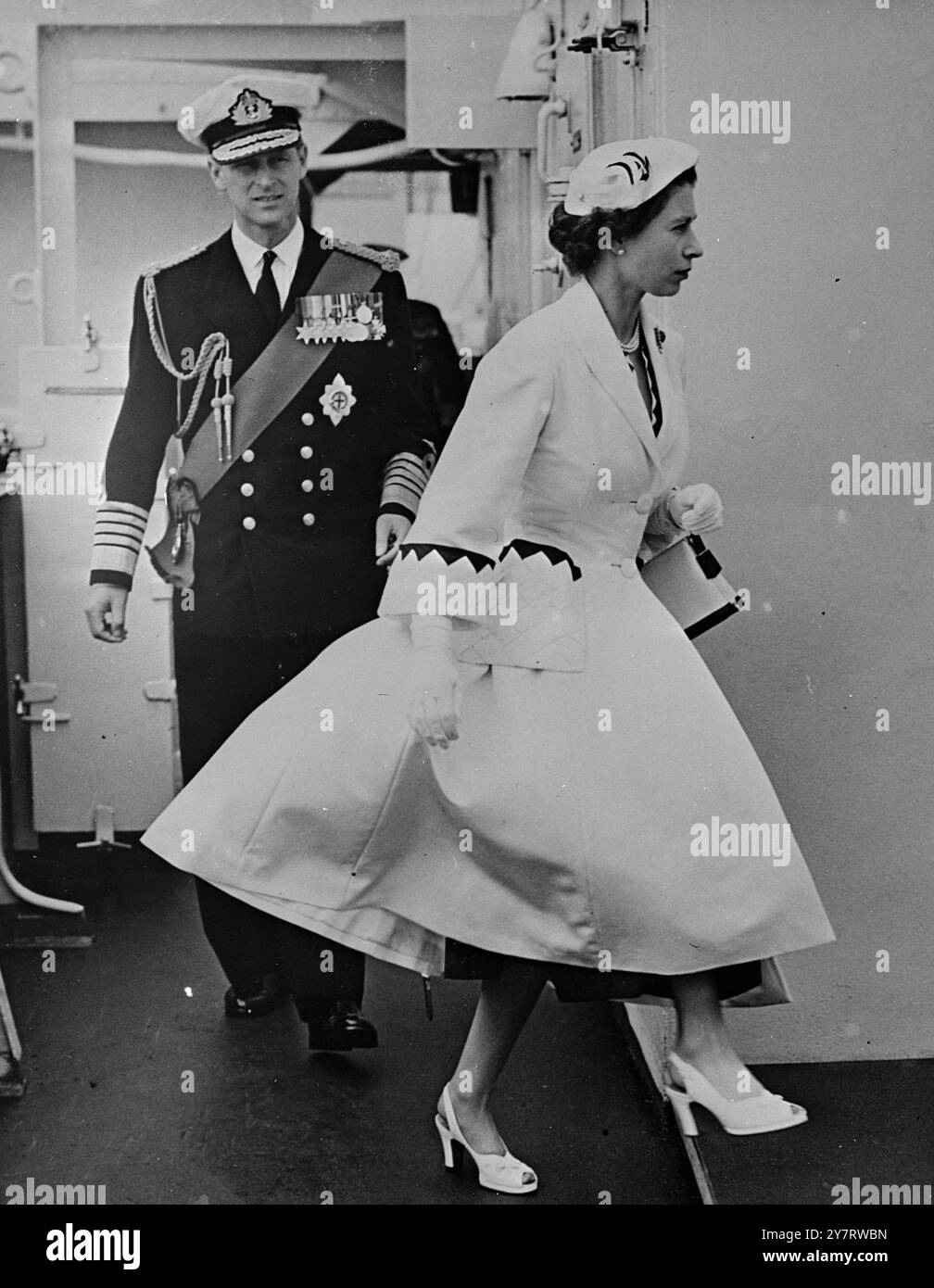 LA REGINA ESAMINA LA FLOTTA 15.6.53 HM la regina oggi ha esaminato le navi del Commonwealth e le marine straniere a Spithead. La foto mostra la Regina e il Duca di Edimburgo con alti ufficiali del Commonwealth e navi straniere a Spithead, a bordo dello yacht reale, la nave di spedizione HMS Surprise. 15 giugno 1953 Foto Stock