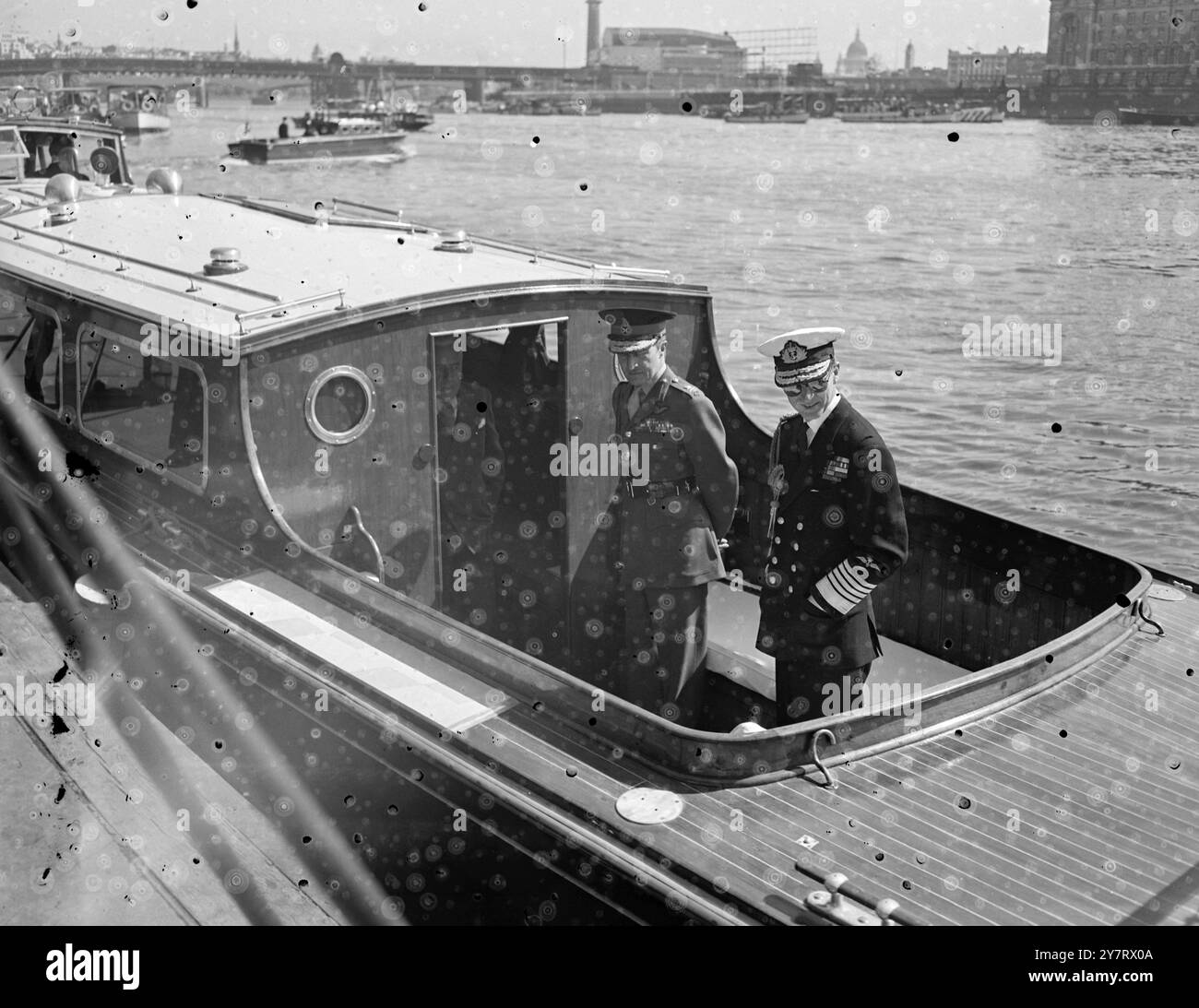DUKE SI IMBARCA SU ROYAL BARGEIl Duca di Edimburgo questa mattina è andato al lancio sul Tamigi a Greenhithe per accettare il clipper del tè Cutty Sark per conto della Cutty Sark Preservation Society di cui è patrono. Il clipper è usato come nave di addestramento dai cadetti del Thames Nautical College. La foto mostra il Duca con il suo equerry, il generale Browning, che sale a bordo del Nore, il lancio che la Regina utilizzerà come chiatta reale. 28 maggio 1953 Foto Stock