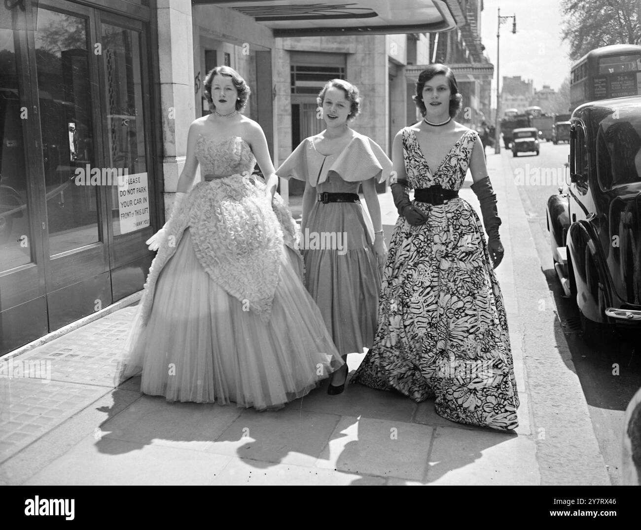 DEBUTANTE MANICHINI quattordici dei più attraenti debutantes dell'anno dell'incoronazione sono stati manichini ad uno spettacolo di abiti in beneficenza al Dorchester Hotel questo pomeriggio. La foto mostra da sinistra a destra: Rose Lycett-Green; indossa un abito da sera in tulle crinoline con 140 metri di bordature in taffeta; Heather Macphearson, indossa un abito da spiaggia in cotone grigio senza spalline con collo in pique di waffle; e Susan Parkes, indossa un abito da sera in popeline bianco e nero lavabile. 20 maggio 1953 Foto Stock