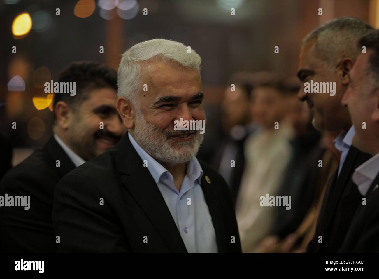 Gaziantep, Turkiye. 8 febbraio 2024. Il leader del partito al-Huda, Zekeriya Yapıcıoğlu, parla al Centro culturale Martyr Kamil nella città turca di Gaziantep. Il discorso faceva parte del programma promozionale per i candidati alle prossime elezioni municipali a Turkiye Foto Stock