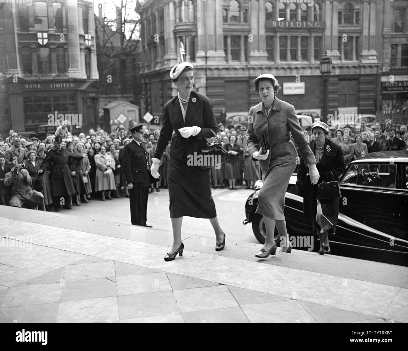 DUCHESSA E FIGLIA AL SERVIZIO GIOVANILE DELL'EMPIRE. 17.5,53. LA FOTO MOSTRA la Duchessa di Kent e sua figlia, la Principessa Alexandra, che arriva alla Cattedrale di St. Paul, Londra, questo pomeriggio, per il servizio domenicale Empire Youth.17 maggio 1953 Foto Stock