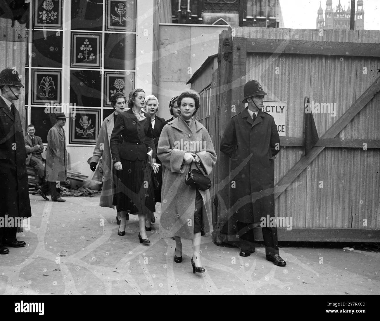 PROVE D'INCORONAZIONE - ALL'ABBAZIA DI WESTMINSTER - 19.5,53. - Le prove della cerimonia dell'incoronazione hanno luogo nell'Abbazia di Westminster per tutta la settimana. La Regina sta ricevendo dei r eport regolari sui loro progressi. - La foto di I.N.P. mostra cinque delle sei Dame d'Onore, che porteranno il treno della Regina durante la cerimonia dell'incoronazione, nella foto mentre hanno lasciato l'Abbazia dove erano state, provando questa mattina. Da sinistra a destra (da dietro): Lady Moyra Hamilton, - 22, figlia del marchese di Hamilton; - Lady Rosemary Spencer-Churchill, 23 anni, - figlia del duca di Marlborough; - Lady Anne Foto Stock PROVE D'INCORONAZIONE - ALL'ABBAZIA DI WESTMINSTER - 19.5,53. - Le prove della cerimonia dell'incoronazione hanno luogo nell'Abbazia di Westminster per tutta la settimana. La Regina sta ricevendo dei r eport regolari sui loro progressi. - La foto di I.N.P. mostra cinque delle sei Dame d'Onore, che porteranno il treno della Regina durante la cerimonia dell'incoronazione, nella foto mentre hanno lasciato l'Abbazia dove erano state, provando questa mattina. Da sinistra a destra (da dietro): Lady Moyra Hamilton, - 22, figlia del marchese di Hamilton; - Lady Rosemary Spencer-Churchill, 23 anni, - figlia del duca di Marlborough; - Lady Anne Foto Stock