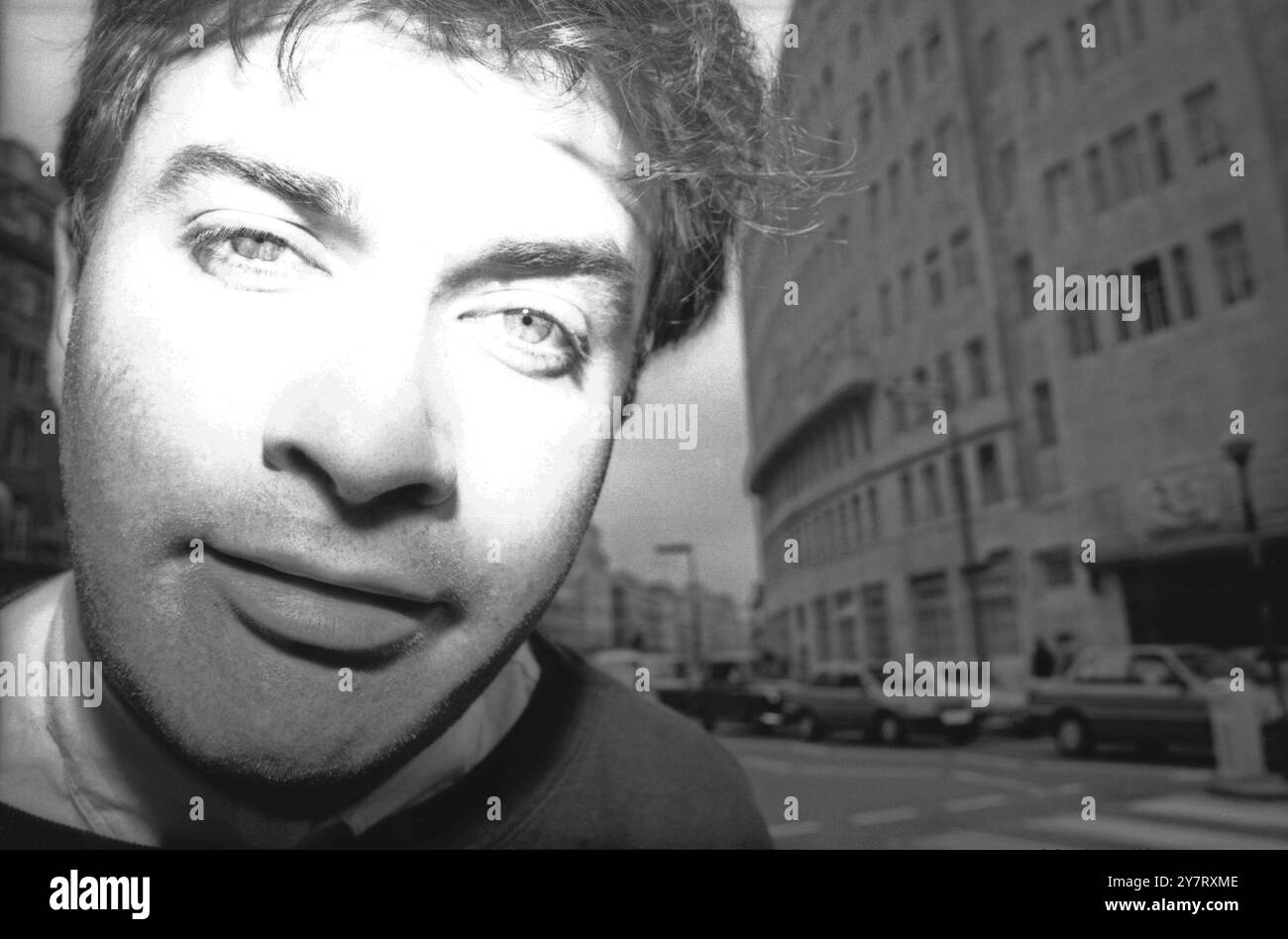 Ritratto di un giovane Harry Enfield in Upper Regent Street, Londra, Regno Unito circa 1987 Foto Stock