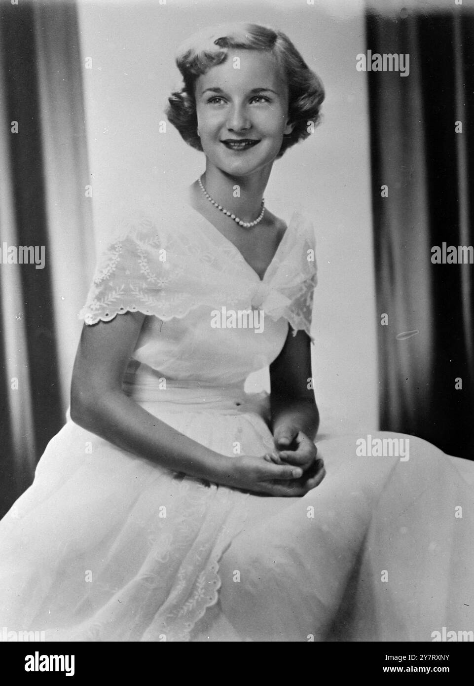 LA FIGLIA DI AMERICAN SAILOR E' L'ANNO DELL'INCORONAZIONE DEB. 6,5.53. Barbara Laub Thiele, figlia del capitano e della signora Edward H. Thiele degli Stati Uniti, sarà presentata alla società londinese al Queen Charlotte's Ball il 12 maggio. Attualmente sta studiando alla Queen's House School di Londra, ed è stata precedentemente alla Leland Junior High School, Bethesda, MD, e alla Notre Dame Academy, Staten Island, New York. Suo padre è ora in servizio a Londra come Senior Coast Guard e Merchant Marine Detail Officer, in Europa. La foto mostra Barbara Laub Thiele, nata a Washington e che sarà presentata alla società londinese al Foto Stock