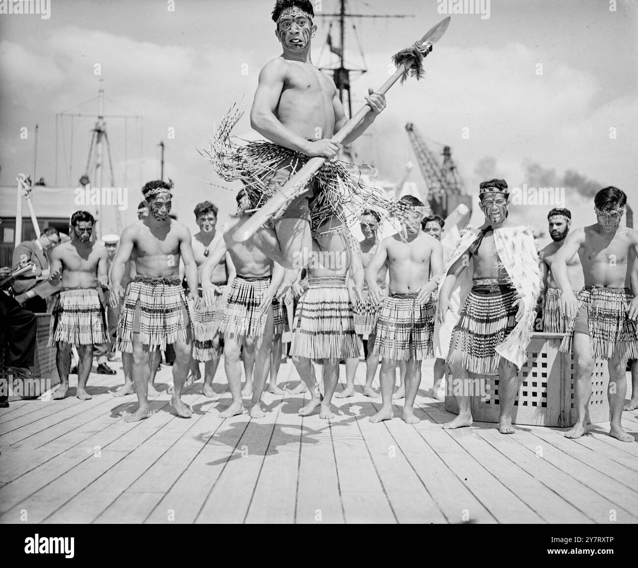 ANZAC SQUADRON PER LE truppe di CORONATIONAustralian e nuova Zelanda sulla strada per Londra per il Coronaiton è arrivato oggi a Southampton. Le foto mostrano che Maoris a bordo della nave neozelandese " Black Prince " ha dato un'esibizione di balli quando sono arrivati a Portsmouth oggi. 5 maggio 1953 Foto Stock