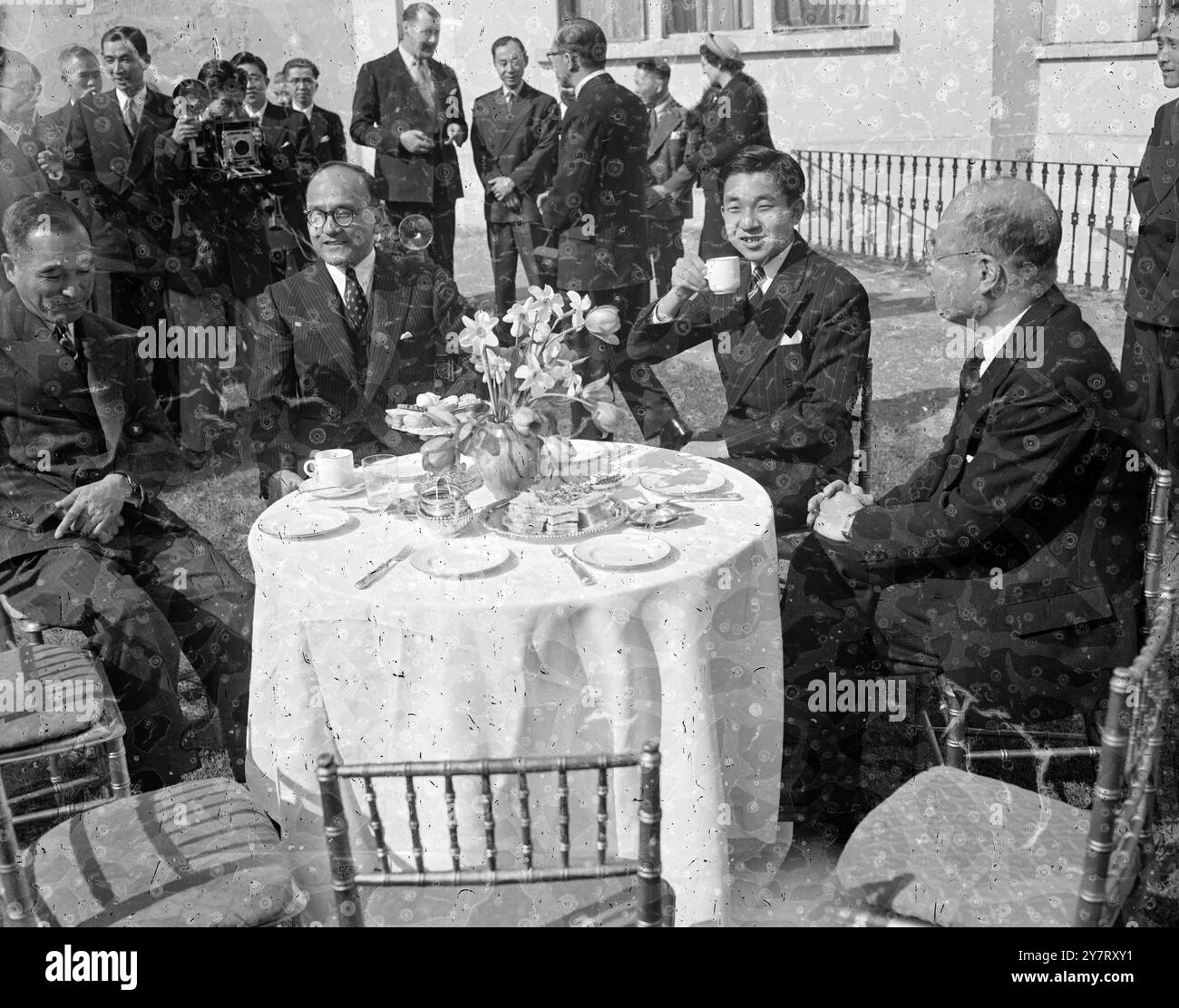 Principe AKIHITO - ad un Garden Party, Ambasciata Giapponese, Londra, in onore del Principe e per incontrare i residenti giapponesi, 3 maggio 1953. Il principe era a Londra per l'incoronazione della regina Elisabetta II Foto Stock