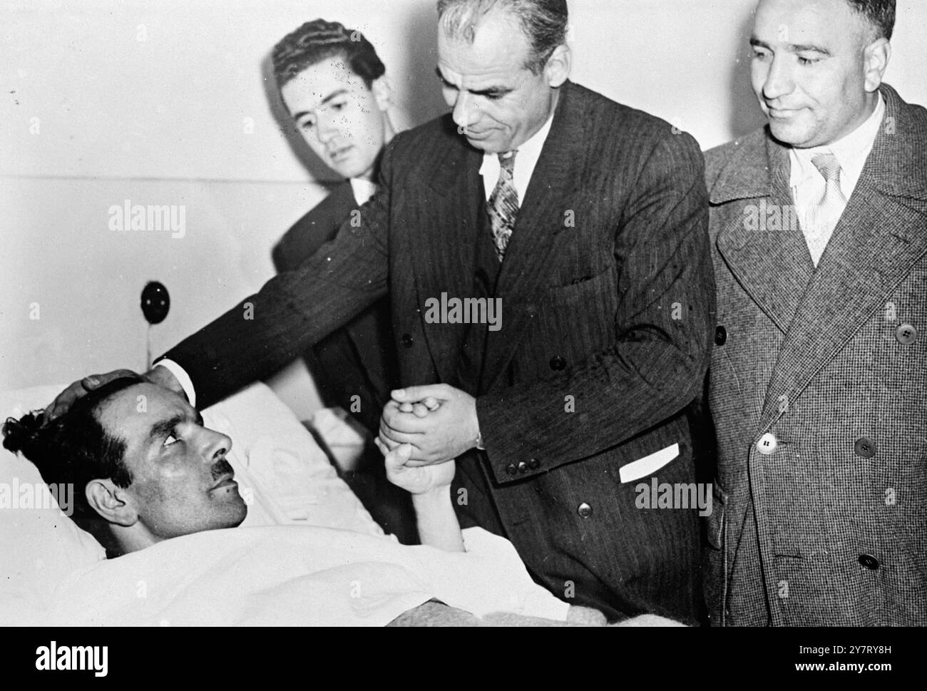 L'ex VICE PRIMO MINISTRO PERSIANO SI STA RIPRENDENDO DAL TENTATO OMICIDIO 5-3-52 FOTO MOSTRA:- Dr. Hussein Fatimi, ex vice primo ministro della Persia, è visto in questa immagine esclusiva che si sta riprendendo dalla grande operazione in un ospedale di Teheran, dopo il recente attentato alla sua vita. E' stato licenziato mentre teneva un discorso alla tomba di un giornalista assassinato. Si vede congratularsi per la sua guarigione da Hussein Makki, segretario generale del nuovo partito politico persiano, 'The National Front'.5 marzo 1952 Foto Stock