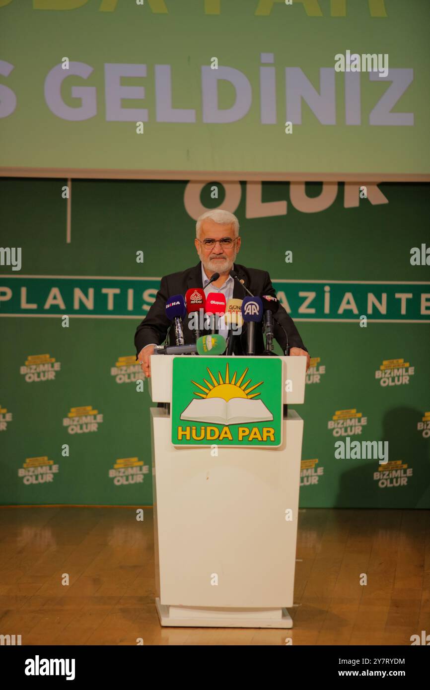 Gaziantep, Turkiye. 8 febbraio 2024. Il leader del partito al-Huda, Zekeriya Yapıcıoğlu, parla al Centro culturale Martyr Kamil nella città turca di Gaziantep. Il discorso faceva parte del programma promozionale per i candidati alle prossime elezioni municipali a Turkiye Foto Stock