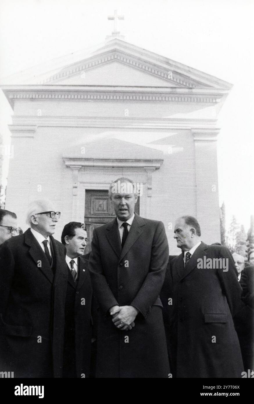 Anni '90 Archivio storico Olycom/LaPresse Vittorio Emanuele di Savoia (Napoli, 12 febbraio 1937 - Ginevra, 3 febbraio 2024) è stato un membro di Casa Savoia, figlio dell'ultimo re d'Italia Umberto II e di Maria José del Belgio; dal 1983 è stato pretendente al trono d'Italia in disputa dal 2006 con la linea dinastica di Aimone di Savoia-Aosta; sposato con Marina Doria, da cui filiha un figlio Emanuele. Nella foto: Vittorio Emanuele di Savoia dopo la messa di sufragio della Regina Elena del Montenegro nella foto: Vittorio Emanuele di Savoia dopo la messa in memoria della Regina El Foto Stock