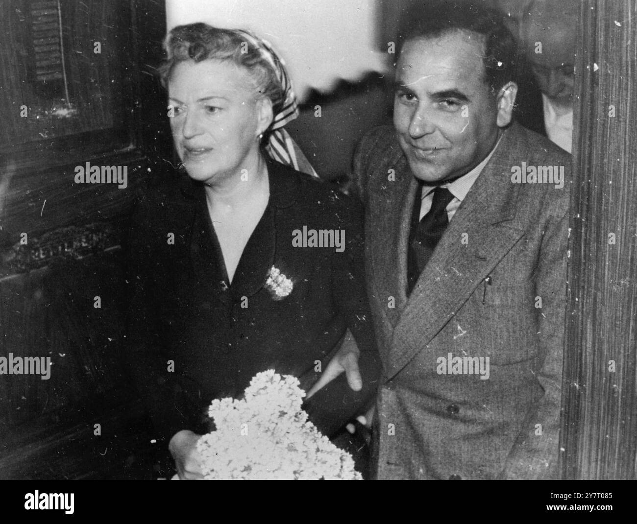 GRACIE FIELDS SPOSÒ A CAPRI il 21-2-52 Gracte Fields, 54, sposò il signor Boris Alperovici, 48 anni, tecnico radiofonico nella Chiesa di San Stefano, nella piazza di Capri, lunedì (18 febbraio). Padre kmignx Luigi lembo, assistito da altri due sacerdoti, svolse il servizio. La sposa indossava un cappotto e una gonna viola e sartoriale e scarpe wal King nere. Sui suoi capelli c'era una sciarpa di seta colorata. Non sono stati fatti piani per una luna di miele. E non c'era la colazione di nozze, invece, Miss Fields ha chiesto che il cibo fosse dato ai poveri. LE FOTO DI I.N.P. MOSTRANO: La sposa e lo sposo lasciano la chiesa dopo la cerimonia. Foto Stock