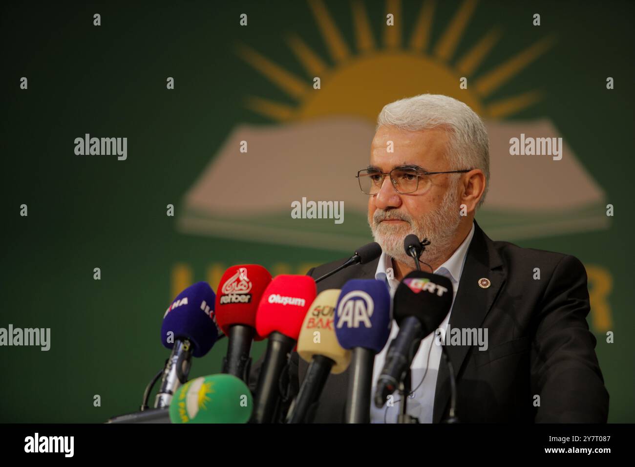 Gaziantep, Turkiye. 8 febbraio 2024. Il leader del partito al-Huda, Zekeriya Yapıcıoğlu, parla al Centro culturale Martyr Kamil nella città turca di Gaziantep. Il discorso faceva parte del programma promozionale per i candidati alle prossime elezioni municipali a Turkiye Foto Stock