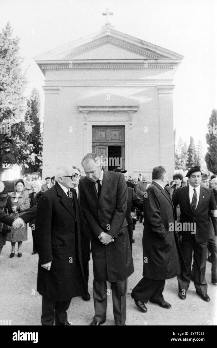 Anni '90 Archivio storico Olycom/LaPresse Vittorio Emanuele di Savoia (Napoli, 12 febbraio 1937 - Ginevra, 3 febbraio 2024) è stato un membro di Casa Savoia, figlio dell'ultimo re d'Italia Umberto II e di Maria José del Belgio; dal 1983 è stato pretendente al trono d'Italia in disputa dal 2006 con la linea dinastica di Aimone di Savoia-Aosta; sposato con Marina Doria, da cui filiha un figlio Emanuele. Nella foto: Vittorio Emanuele di Savoia dopo la messa di sufragio della Regina Elena del Montenegro nella foto: Vittorio Emanuele di Savoia dopo la messa in memoria della Regina El Foto Stock