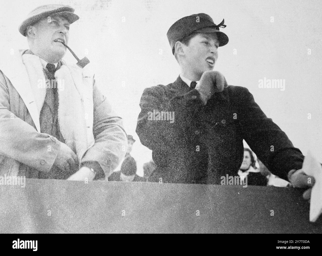 I REALI NORVEGESI GUARDANO L'OLYMPIC GAMESCrown Prince Olav di Norvegia, fumando pipa e suo figlio il principe Harald sono visti mentre guardano l'evento sciistico di 18 km a Holmenkollen in Norvegia. 19 febbraio 1952 Foto Stock