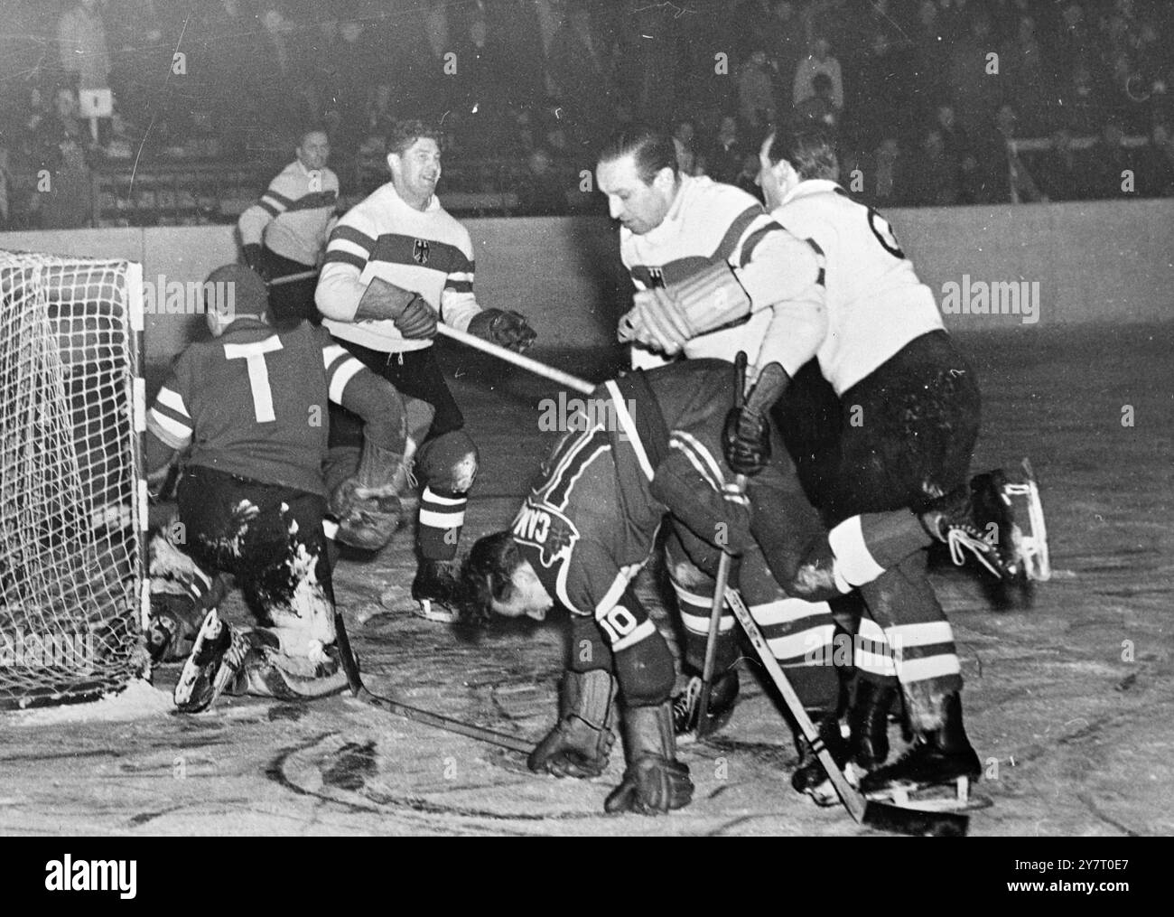 LE OLIMPIADI INVERNALI IN NORVEGIA. 18-2-52 HOCKEY SU GHIACCIO A JORDAL AMFI. Il Canada ha vinto la squadra tedesca con un punteggio di 14 a 1. LA FOTO DI I.N.P. MOSTRA: Un incidente durante la partita. 97/D/59896 FOTO DI NOTIZIE INTERNAZIONALI. Foto Stock