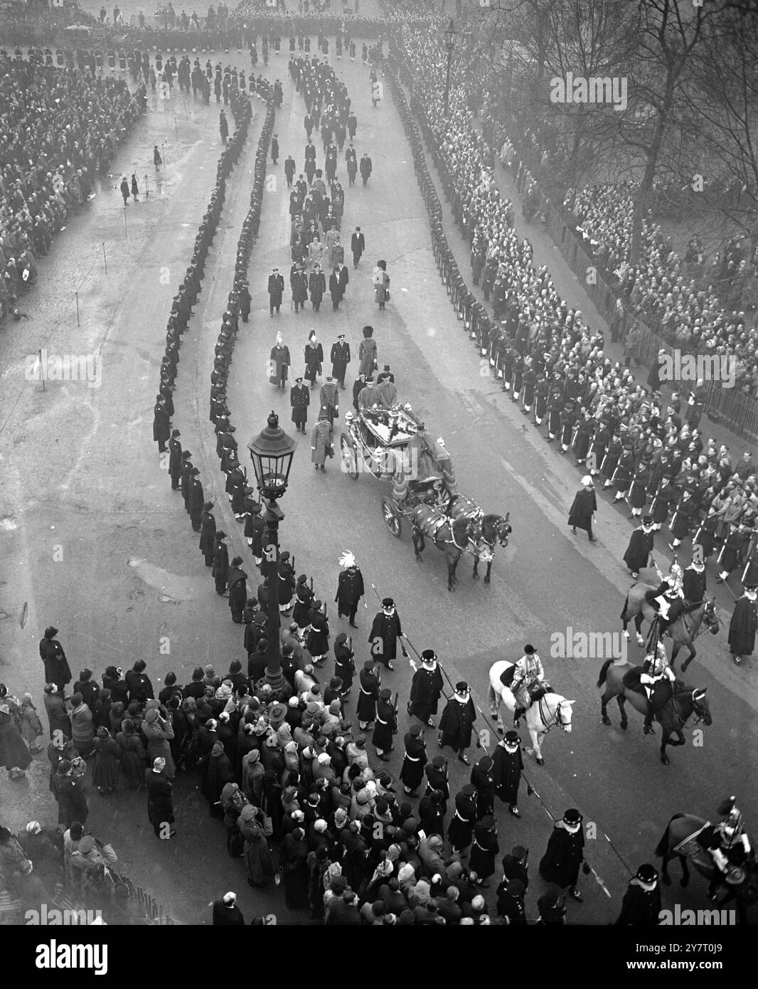 LA PROCESSIONE FUNEBRE DEL RE ATTRAVERSO LONDRA DA WESTMINSTER ALLA STAZIONE DI PADDINGTON 15-2-52 MOSTRA FOTO: La carrozza della regina vista durante la processione che si avvicina al centro commerciale. Nella carrozza ci sono la Regina, la Regina madre, la Principessa Margaret e la Principessa reale. Seguendo la carrozza ci sono i quattro duchi di Kent, Windsor, Gloucester ed Edimburgo. Foto Stock