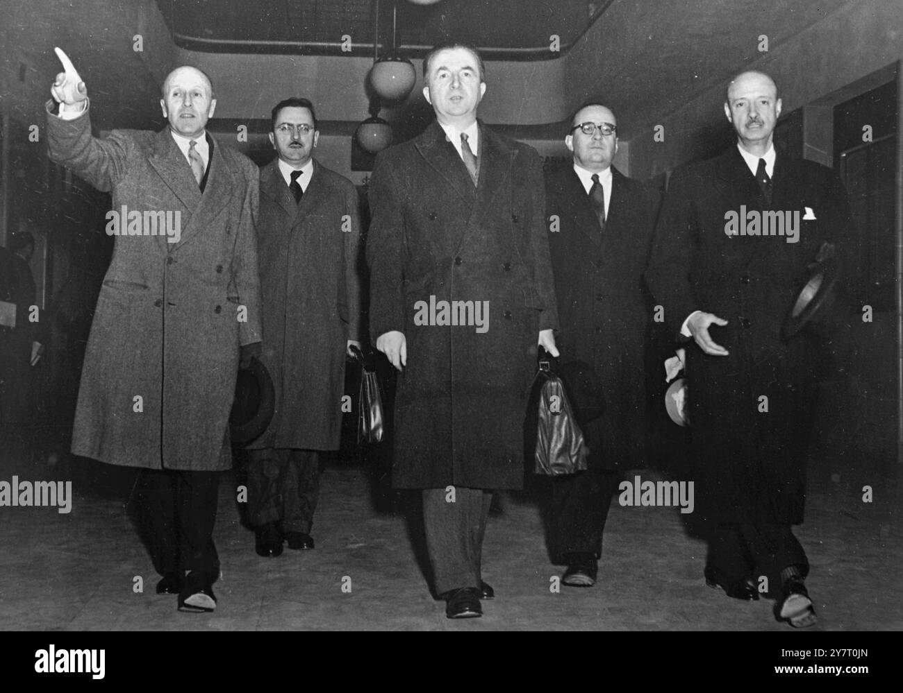 I RAPPRESENTANTI ITALIANI ARRIVANO A LISBONA PER LE CONFERENZE NATQ . 18-2-52 FOTO I.N.P. MOSTRA: Sig. Guiseppe Pella e (centro) , Ministro del Tesoro Italiano, Tesoro) arrivo all'aeroporto di Lisbona, dove er. Tomaso Zerbi (Segretario della Repubblica Italiana) è stato accolto con favore dai rappresentanti della Legazione Italiana, per le conferenze dell'Organizzazione del Trattato Nord Atlantico 147/D/59873. COSTO DI RIPRODUZIONE = LONDON DLYS ED EVGS ¬£3-3-0. FOTO DI NOTIZIE INTERNAZIONALI. Foto Stock