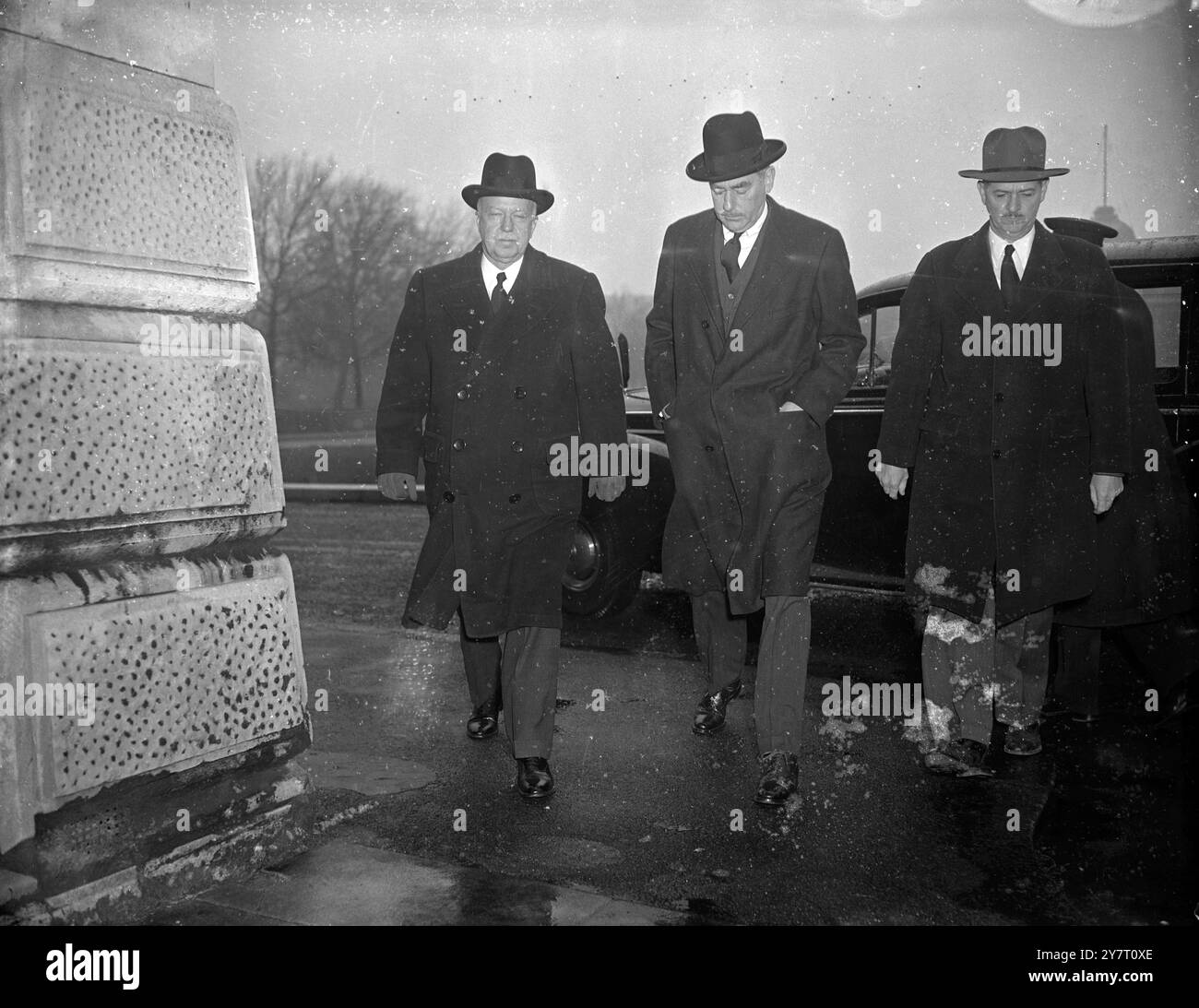 I COLLOQUI INIZIANO ALL'UFFICIO DEGLI ESTERI...17.2,52. Mr Eden, Mr Acheson e M.. Schuman ha avviato i colloqui sui problemi tedeschi e sulla Comunità europea di difesa oggi al Ministero degli Esteri di Londra, a mezzogiorno, Tommore W, a cui si unirà il dottor Adenauer, Cancelliere tedesco Dederal, al quale ieri è stato rivolto l'invito a partecipare ai colloqui. I ministri degli Esteri sono stati accompagnati da esperti e consiglieri alla loro riunione odierna e sono stati presenti anche gli alti Commissari britannici, francesi e americani in Germania, che si trovano a Londra, gor the Big Three Talks. LE FOTO DI I.N.P. MOSTRANO: DA L. A R. AMERICAN A Foto Stock