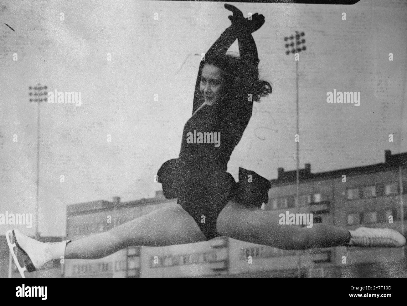 FAVORITO FRANCESE PER L'EVENTO OLIMPICO DI PATTINAGGIO DI FIGURA A OSLO. GIOCHI INVERNALI. 14.2,52. FOTO DI I.N.P. : JACQUELINE du BIEF (Francia) in azione allo stadio Bislett di Oslo, dove i partecipanti ai Giochi Olimpici si stanno preparando. È la favorita francese per il pattinaggio artistico T?ntle. È arrivata seconda a Jeanette Altwegge ai Campionati europei di Vienna di recente. Foto di J Waldorf. 59719.TDH+ FOTO DI NOTIZIE INTERNAZIONALI.(29.30.33-4 QUOTA DI RIPRODUZIONE PER LONDON EVNGS AND DAILIES 3 ENS. Foto Stock