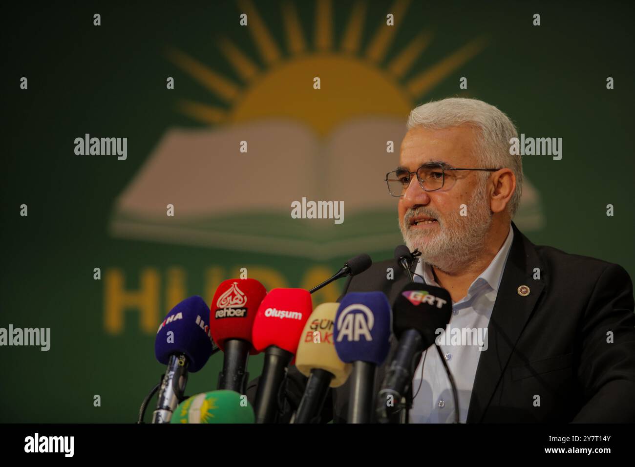 Gaziantep, Turkiye. 8 febbraio 2024. Il leader del partito al-Huda, Zekeriya Yapıcıoğlu, parla al Centro culturale Martyr Kamil nella città turca di Gaziantep. Il discorso faceva parte del programma promozionale per i candidati alle prossime elezioni municipali a Turkiye Foto Stock