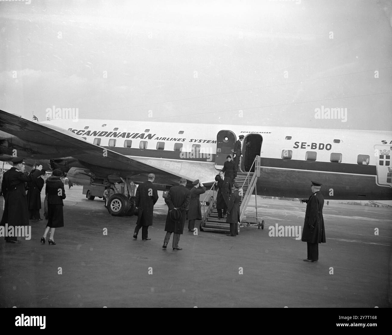 RE E REGINA DI SVEZIA QUI PER IL FUNERALE. 13.2,52. FOTOGRAFIE DI I.N.P.: Re Gustav Adolf seguito dalla regina Loise di Svezia visto mentre lasciavano l'aereo oggi all'aeroporto di Londra. Il principe Filippo, duca di Edimburgo (estrema sinistra) è stato loro a incontrarli + sono qui per il funerale di re Giorgio VL. Immagine di F.Sholes. 164/Comm/gd/59692. FOTO DI NOTIZIE INTERNAZIONALI. Foto Stock