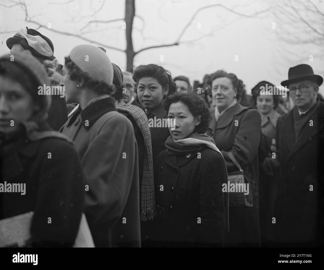 I CINESI ERANO TRA LE PERSONE CHE FACEVANO LA FILA PER RENDERE OMAGGIO AL RE BRITANNICO 12-2-52 -FOTO SPETTACOLI :- la gente ha passato il catafalco dove Re Giorgio vi si trova nello stato a Westminster Hall, Londra, oggi, al tasso di 4000 all'ora in coda che si estendeva per oltre mezzo miglio questa sera erano queste donne cinesi. 12 febbraio 1952 Foto Stock