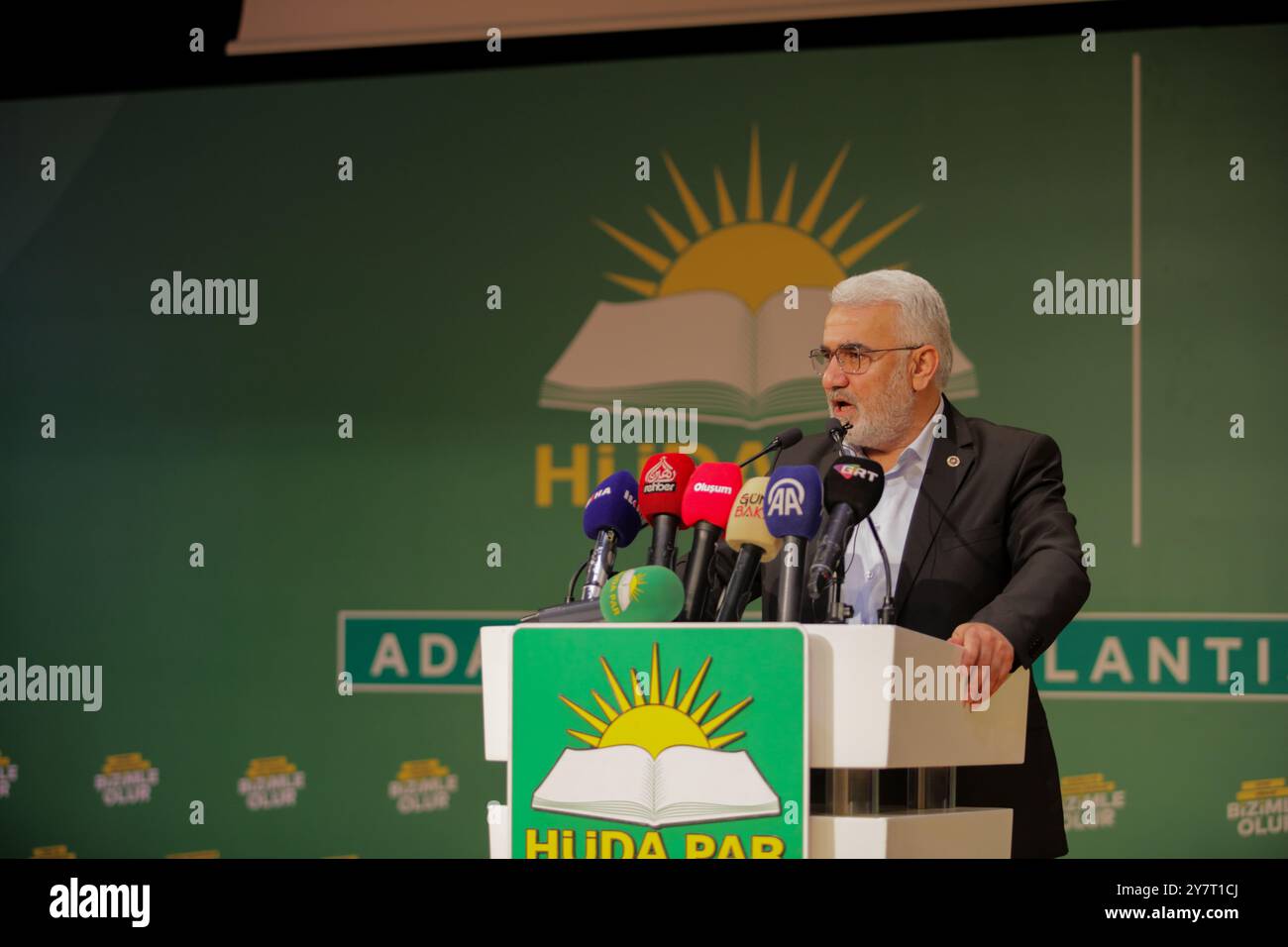 Gaziantep, Turkiye. 8 febbraio 2024. Il leader del partito al-Huda, Zekeriya Yapıcıoğlu, parla al Centro culturale Martyr Kamil nella città turca di Gaziantep. Il discorso faceva parte del programma promozionale per i candidati alle prossime elezioni municipali a Turkiye Foto Stock