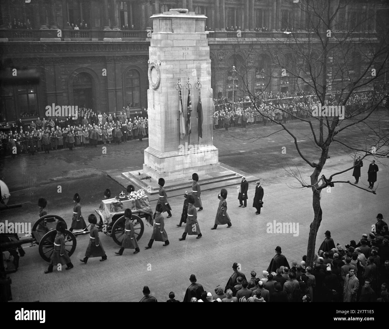 I DUE DUCHI SEGUONO LA BARA DEL RE OLTRE IL CENOTAFIO. 11-2-52 LA FOTO DI BIPPA MOSTRA:- la scena al cenotafio di Londra, dove sua Maestà era così spesso il principale lutto per la Nazione all'annuale Armistizio Day, servizi, durante la processione dalla stazione di King's Cross a Westminster Hall per il Lying-in-Stste Today. Seguendo la bara del re ci sono il Duca di Edimburgo (la macchina fotografica più vicina) e il Duca di Gloucester. Immagine di R. Heswell BIPPA D/59608 Foto Stock